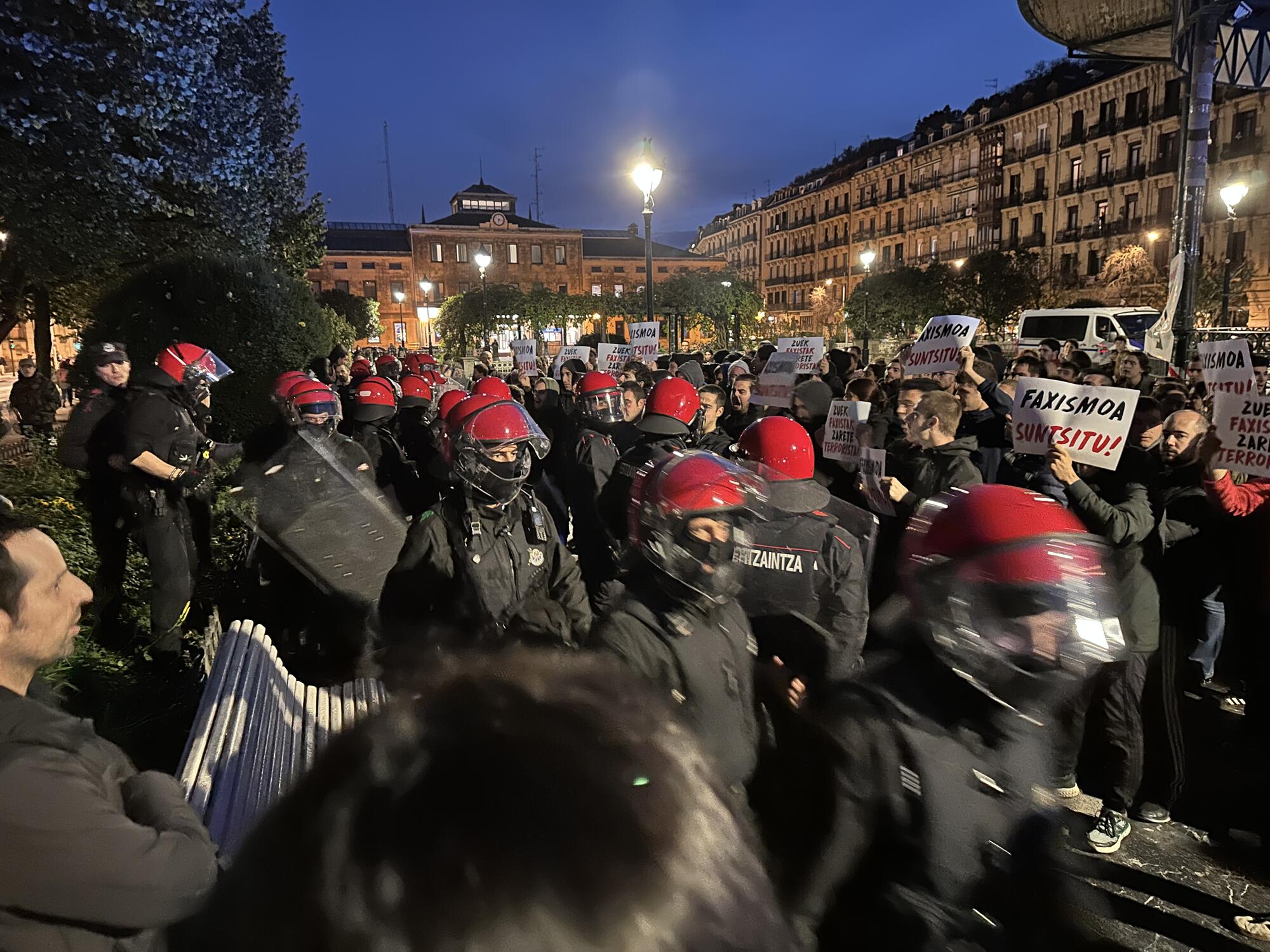 Ertzaintza contra antiracistas en Donostia